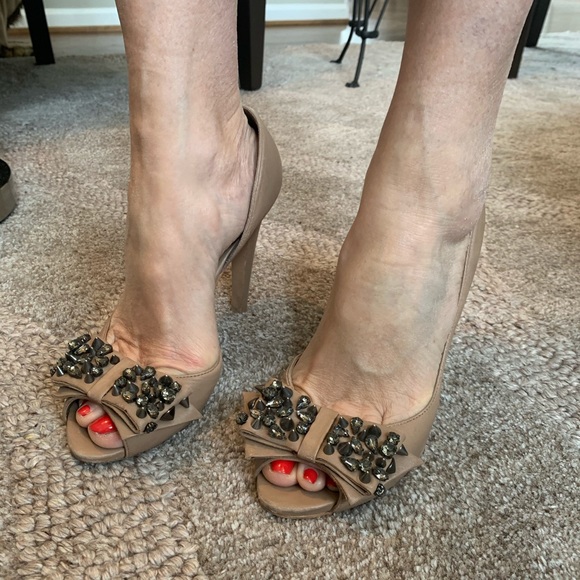 Tan leather pumps with embellished bow - Picture 3 of 6